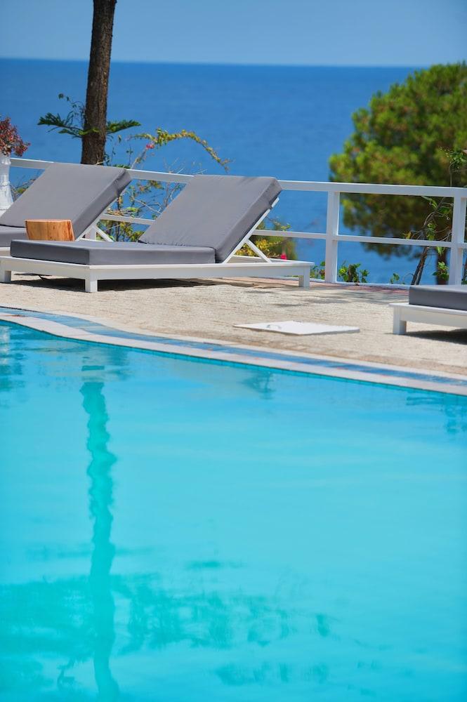 Akra Morea Hotel & Residences Монемвазия Экстерьер фото